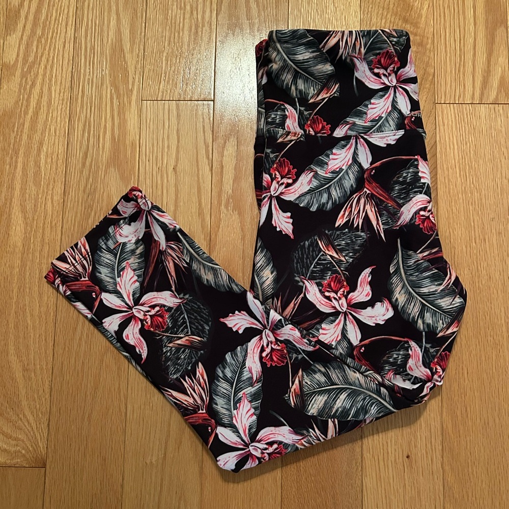 Lorna Jane Black and Red Floral Cropped Leggings